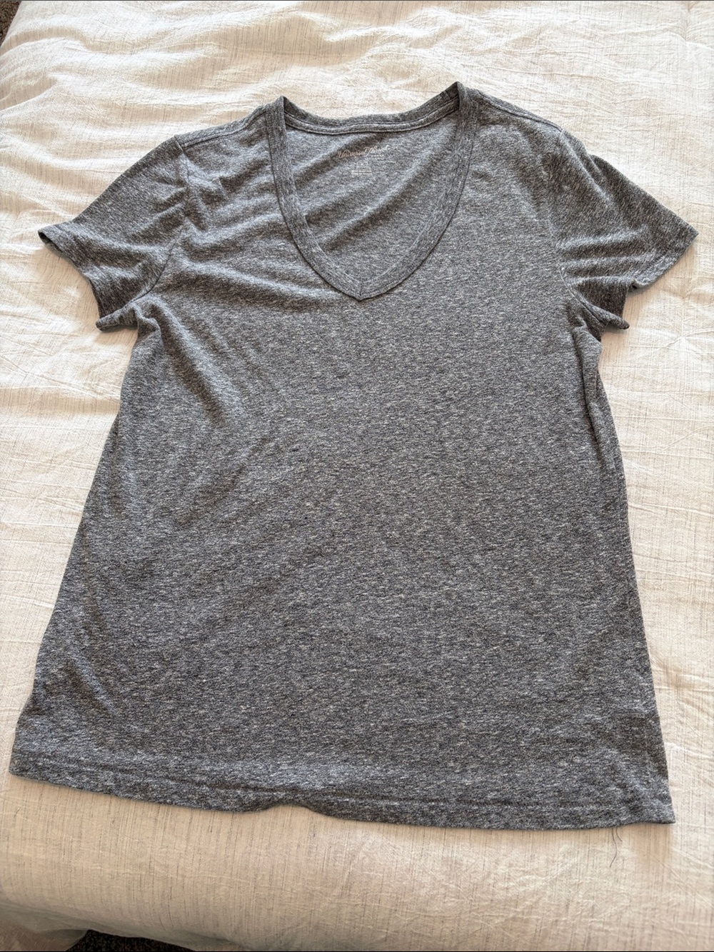 Universal Thread Women's Heather Gray V-Neck Short Sleeve Tee